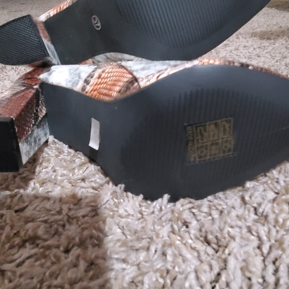 Mini Boots - Picture 2 of 8